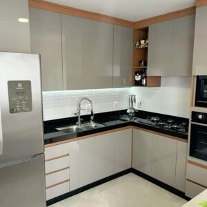 Cozinha Moderna com Balcão Gourmet e Eletros Embutidos