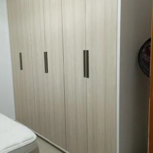 Guarda roupa planejado com portas amadeirado