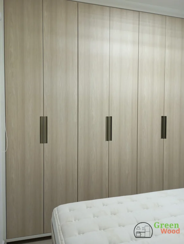 Guarda roupa planejado com portas amadeirado - Imagem 2